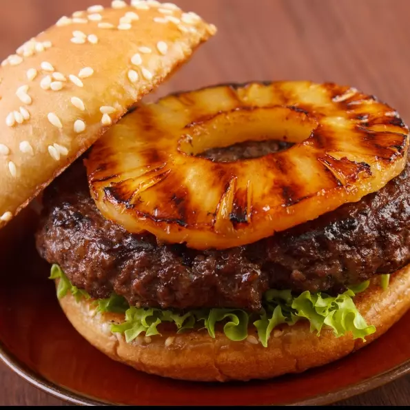 Hamburguesa de res con piña