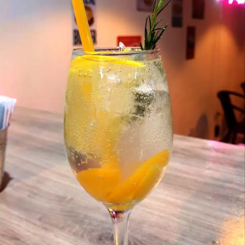 SODA DE DURAZNO Y ROMERO