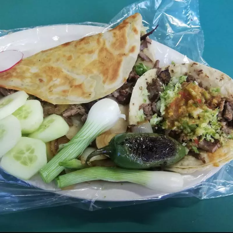 COMBO QUESADILLA Y TACO CON BEBIDA