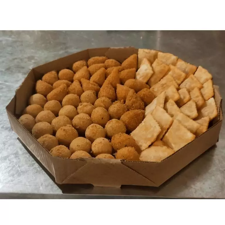 Cento de mini salgadinhos