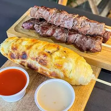 ESPETINHO COM PÃO DE ALHO
