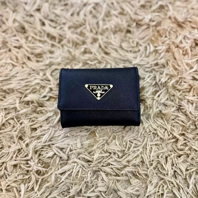 MINI BILLETERA PRADA BLACK PLACA