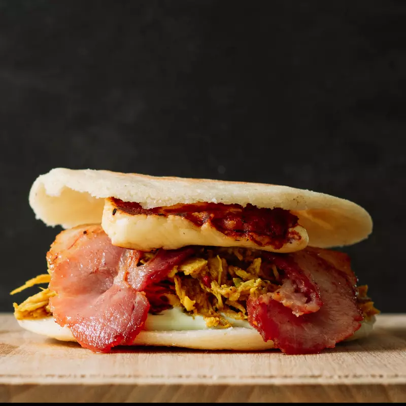 Arepa Especial con Pollo Mechado
