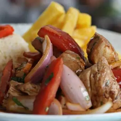 saltado de pollo montado