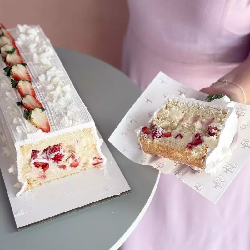 Fatia torta de morango com suspiros