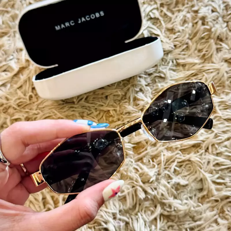 MARC JACOBS BLACK