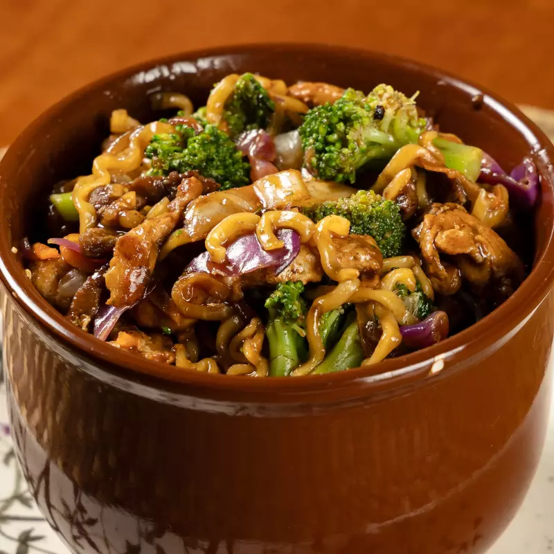 Yakisoba misto (carne com frango)