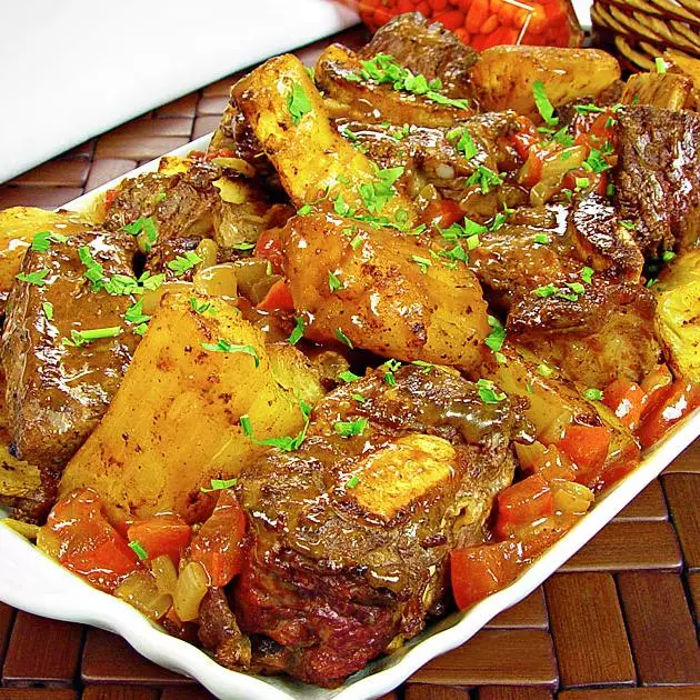 Costela com mandioca