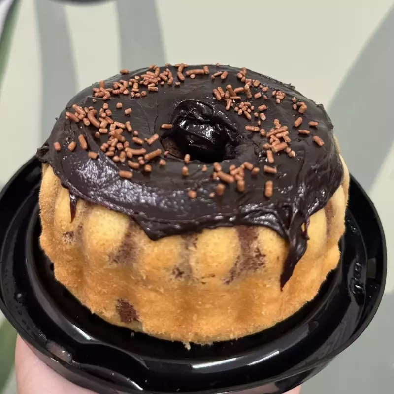 Bolo mesclado c/ cob. brigadeiro
