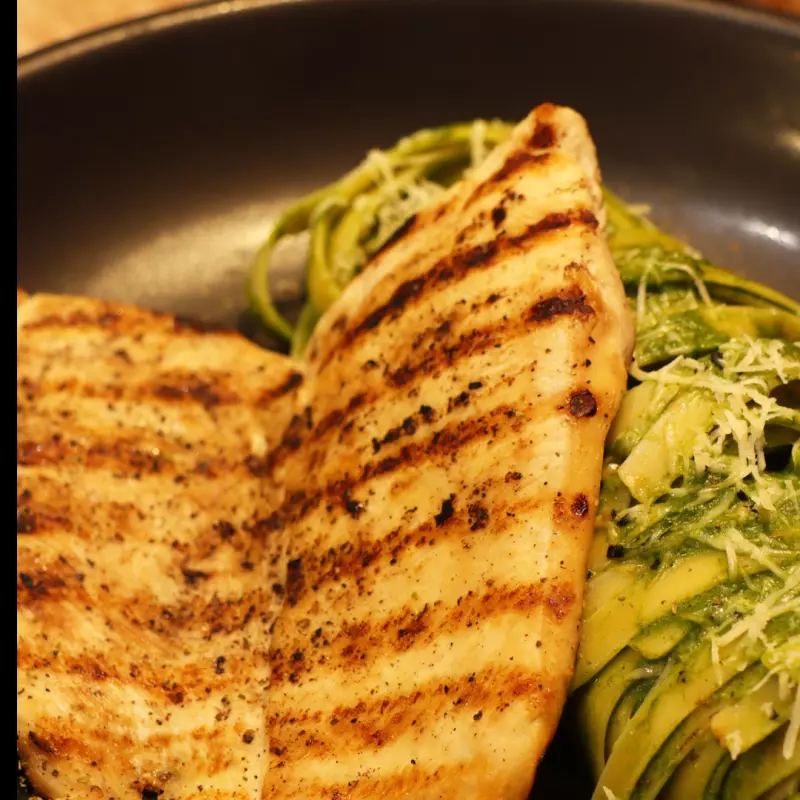 Filete de pollo con tallarin alpesto