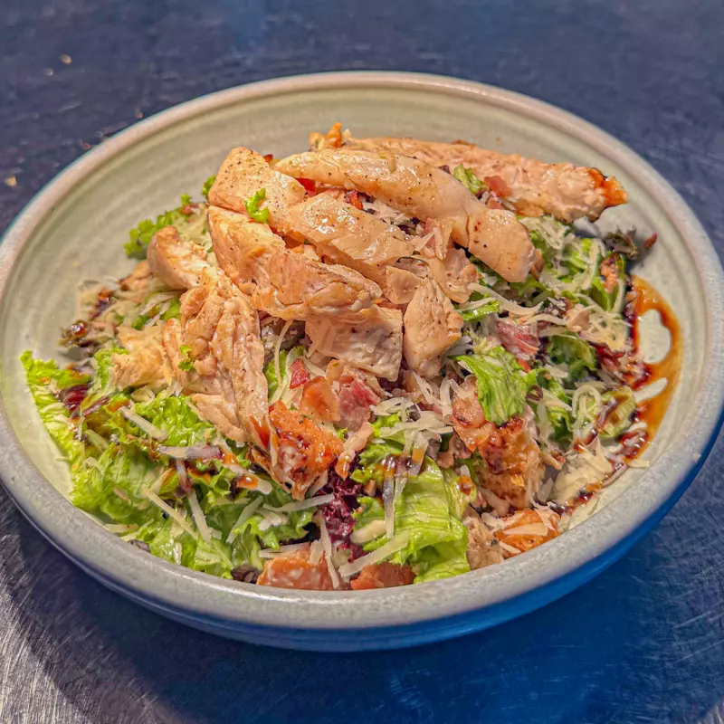ENSALADA CÉSAR CON POLLO