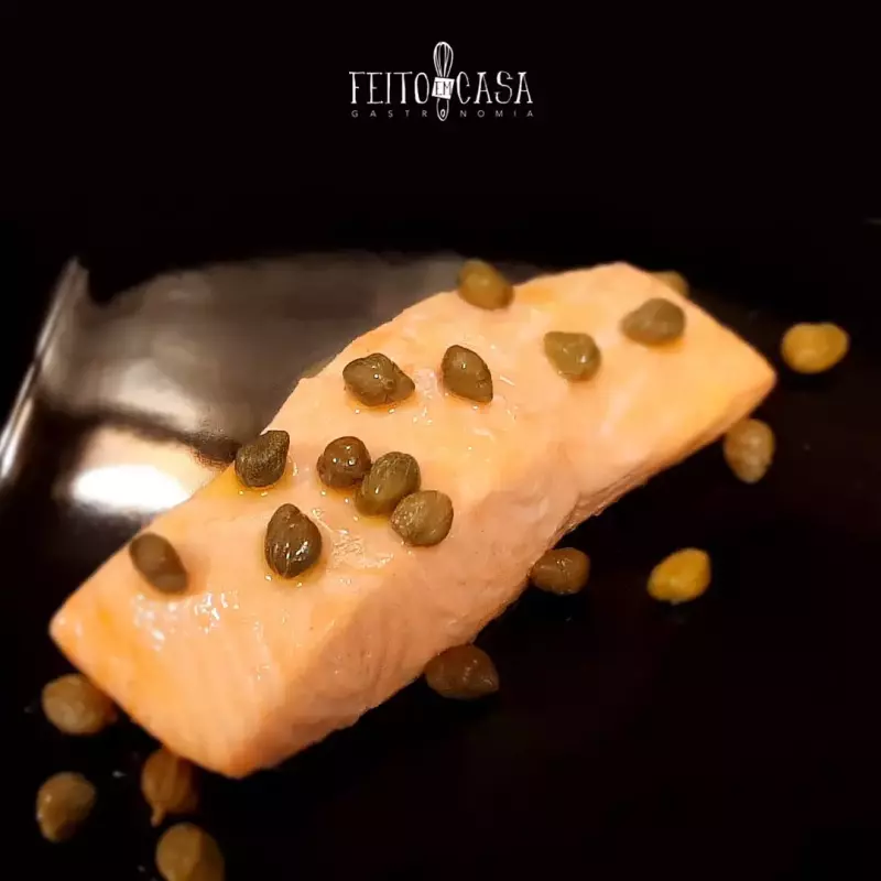 Salmão assado com alcaparras