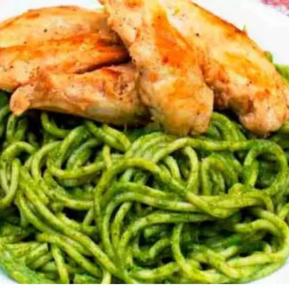 Tallarines verdes con Pechuga a la p