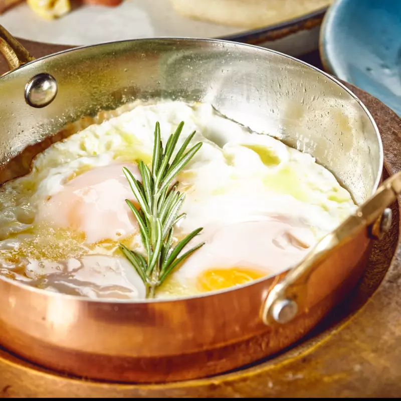 Huevos campesinos con bebida