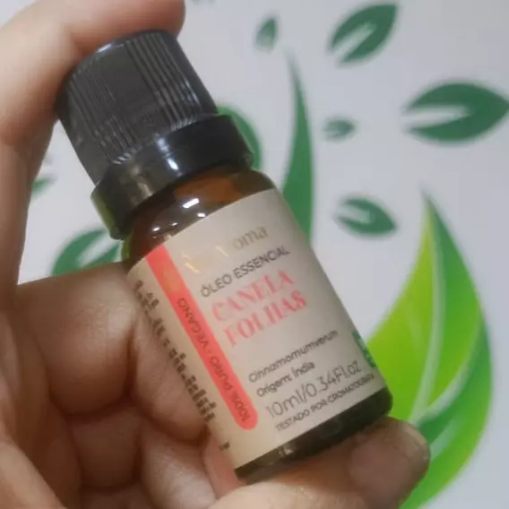 Óleo essencial canela em folhas
