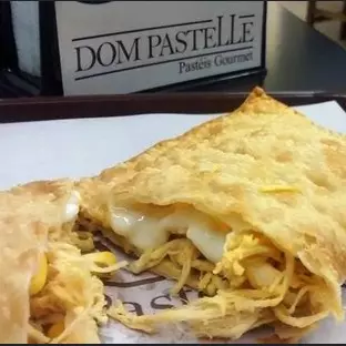 Pastel de Frango com Queijo.