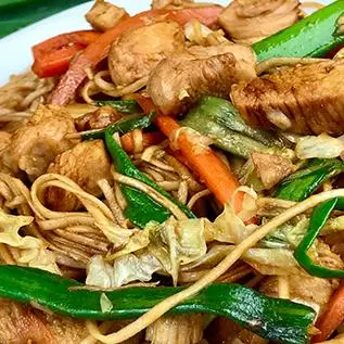 Pollo con fideos chinos y verduras
