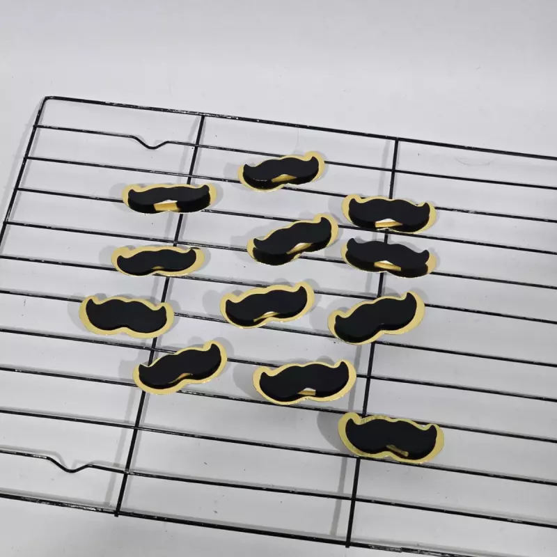 Mostacho pequeño padre