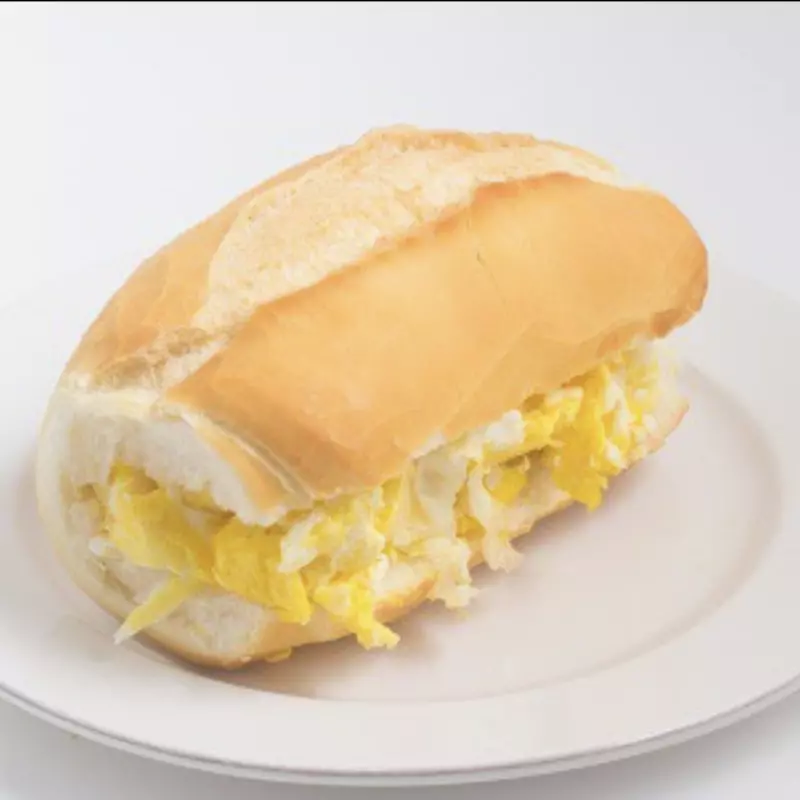 Pão com ovo e queijo derretido