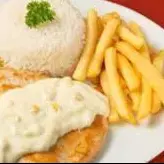 FILÉ DE FRANGO A MILANESA COM FRITAS