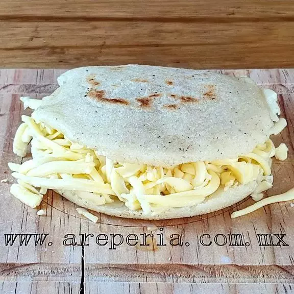 AREPA CON QUESO