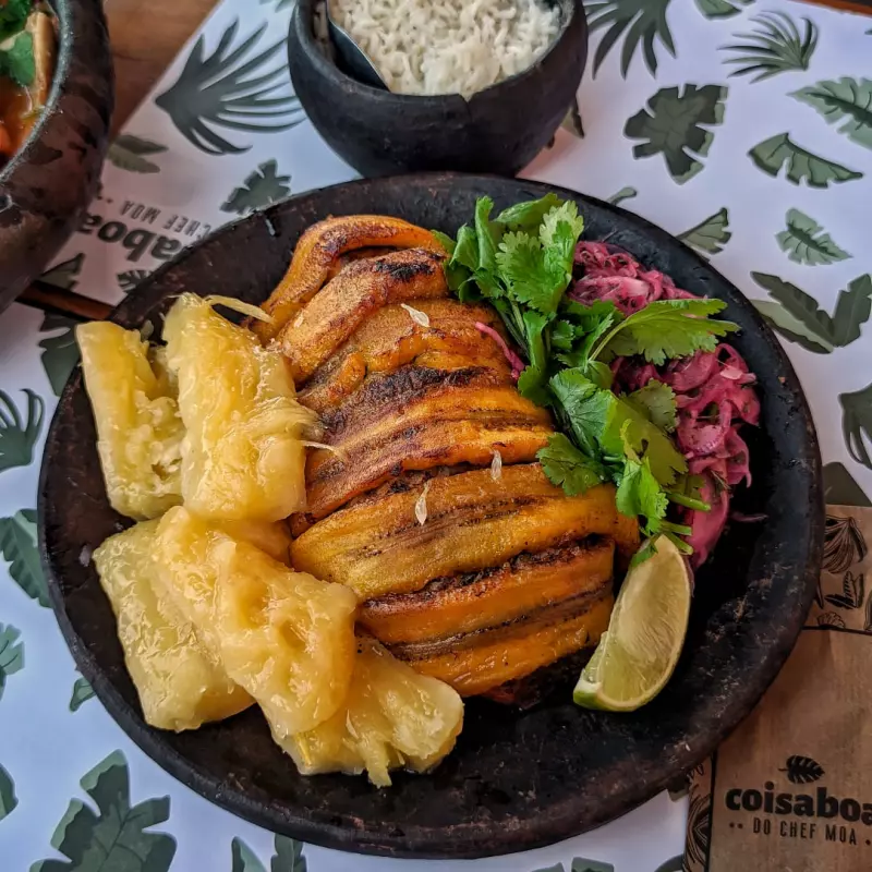 Peixe assado com banana da terra