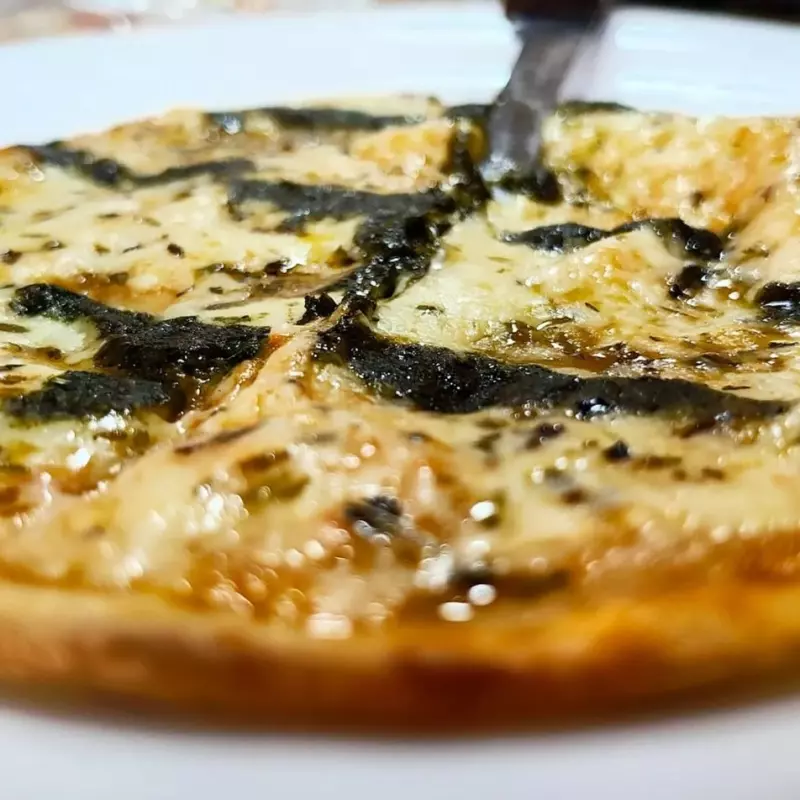 Pizza com pesto de manjericão