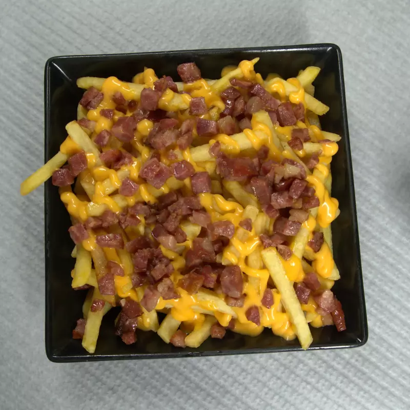 BATATA FRITA C/ CHEDDAR E BACON