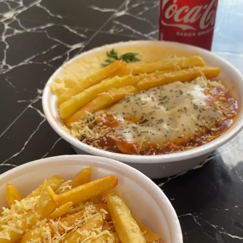 Parmegiana + Porção fritas + Coca