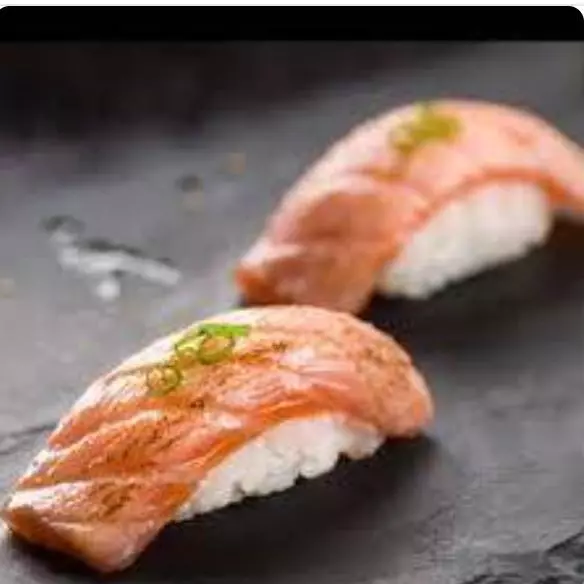 NIGUIRI MAÇARICADO SALMÃO