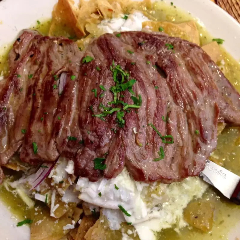 CHILAQUILES CON BISTEC