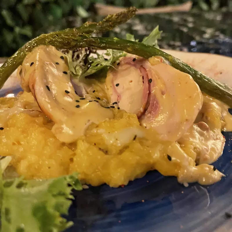 ENVOLTINI DE POLLO TOCINETA Y QUESO