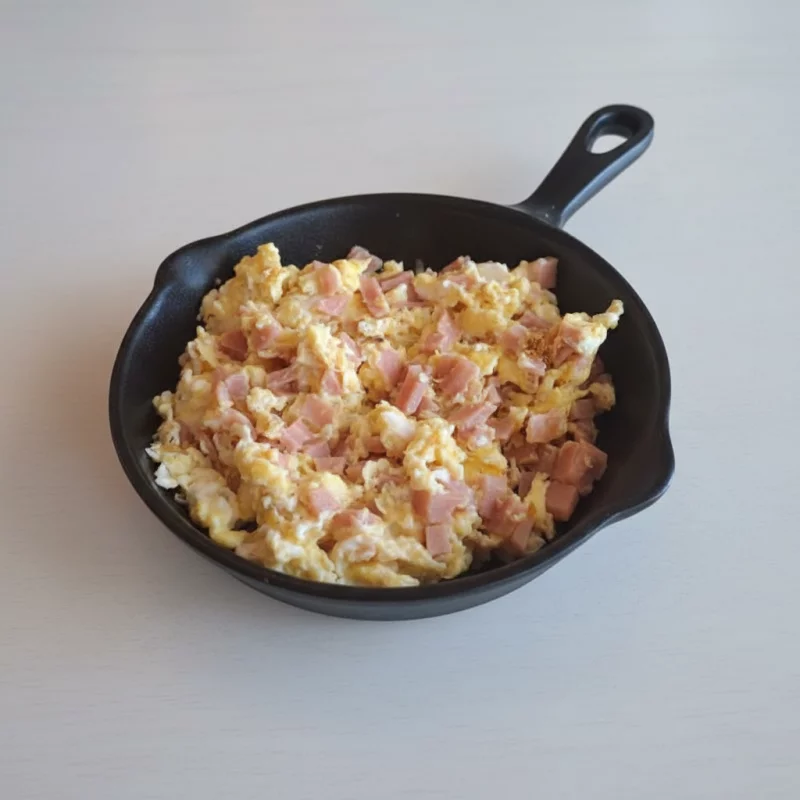 Porcion de huevo revuelto con jamón