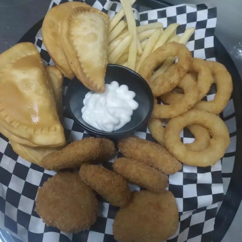 Box emp+aros+nuggets+papas fritas