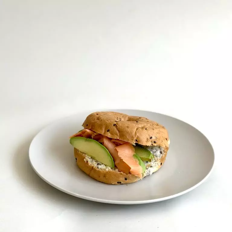BAGEL,SALMON,QUESO Y AGUACATE+CAFÉ