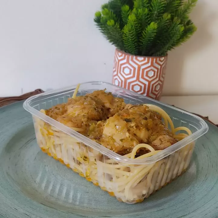 Sobrecoxa cozida com espaguete