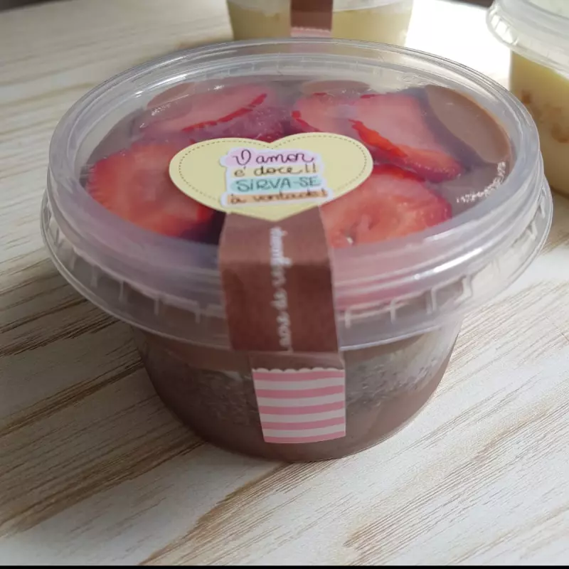 BOLO NO POTE BRIGADEIRO COM MORANGO