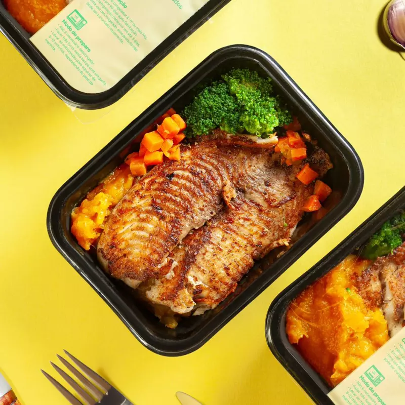 (G) Tilápia Purê de Baroa e Legumes