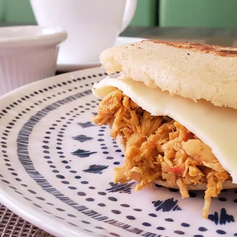 Arepa Mixta (carne, pollo y queso)