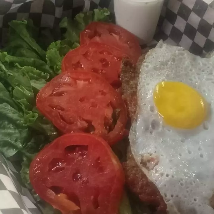 milanesa a caballo con ensalada