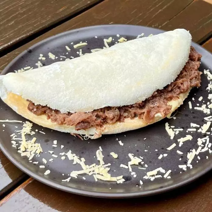 Tapioca de costela desfiada