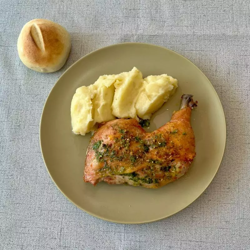 Pata y muslo con puré