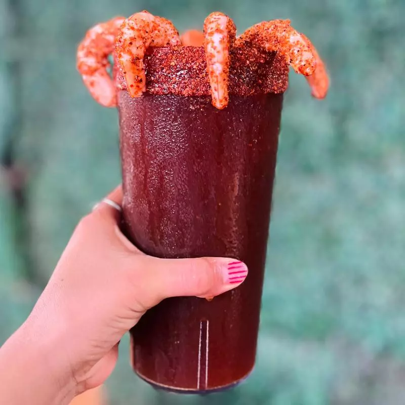 Michelada con camarones
