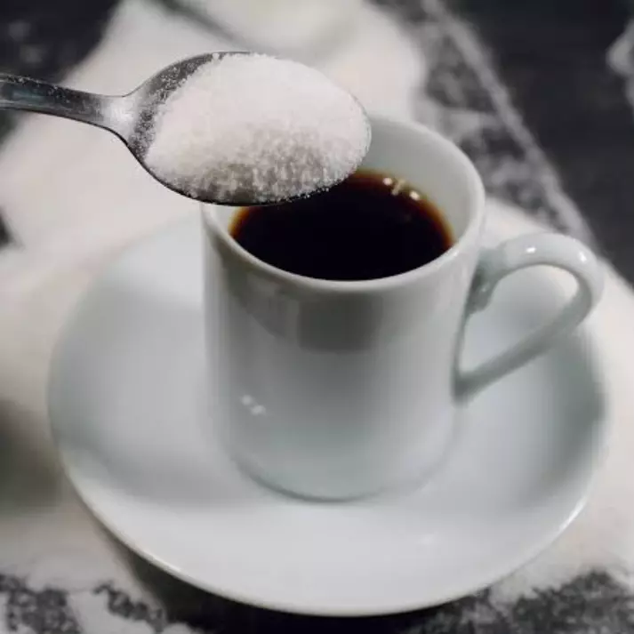 Café preto com açúcar