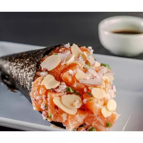 Temaki salmão com amêndoas