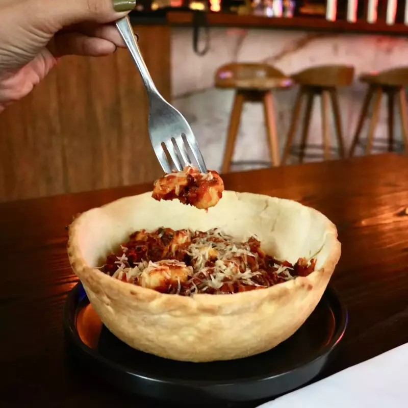 Ñoquis en plato de pan