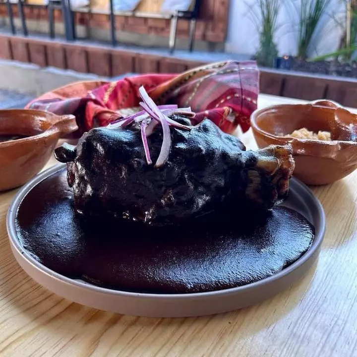 Chamorro de cerdo en mole negro