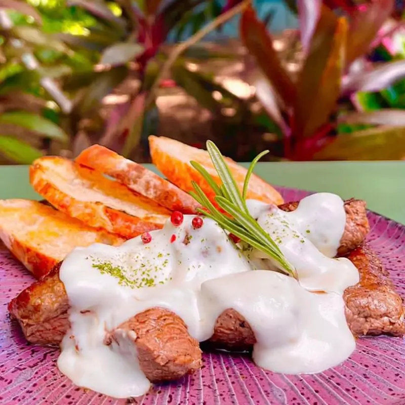 FILÉ TRINCHADO AO MOLHO ROQUEFORT