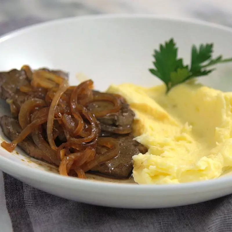 Iscas de Fígado Acebolado