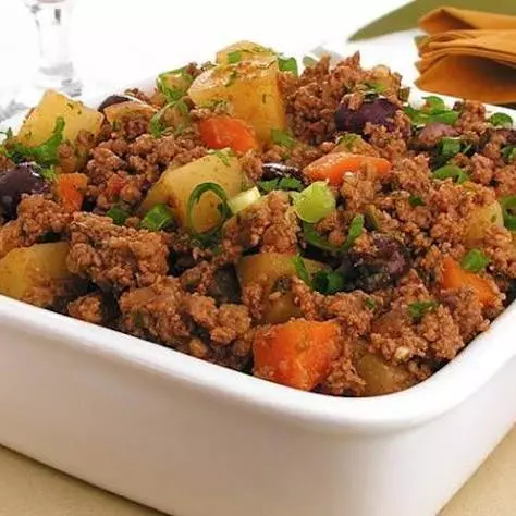 CARNE MOIDA COM LEGUMES